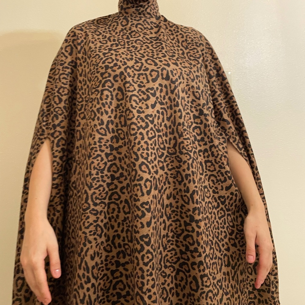 Cheetah print turtleneck Poncho - Picture 2 of 2